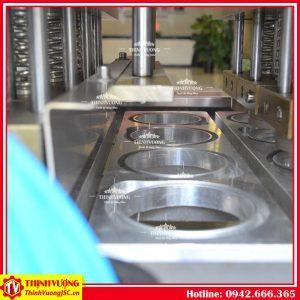 Máy chiết rót dạng lỏng dập nắp hộp tự động (4 hộp) – Hình ảnh máy tự động | ThinhVuongJSC.VN may chiet rot dang long dap nap hop tu dong 4 hop 9