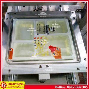 Máy dập nắp hộp thực phẩm chia ngăn có in date – Hình ảnh máy tự động | ThinhVuongJSC.VN may dap nap hop chia ngan in date 2