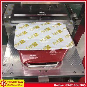 Máy dập nắp hộp dạng vuông (tiêu chuẩn, 1-4 hộp)) – Hình ảnh máy tự động | ThinhVuongJSC.VN may dap nap hop dang vuong tieu chuan 1 4 2
