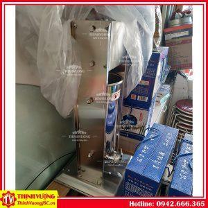 may nhoi xuc xich bang tay gia dinh 5l 10