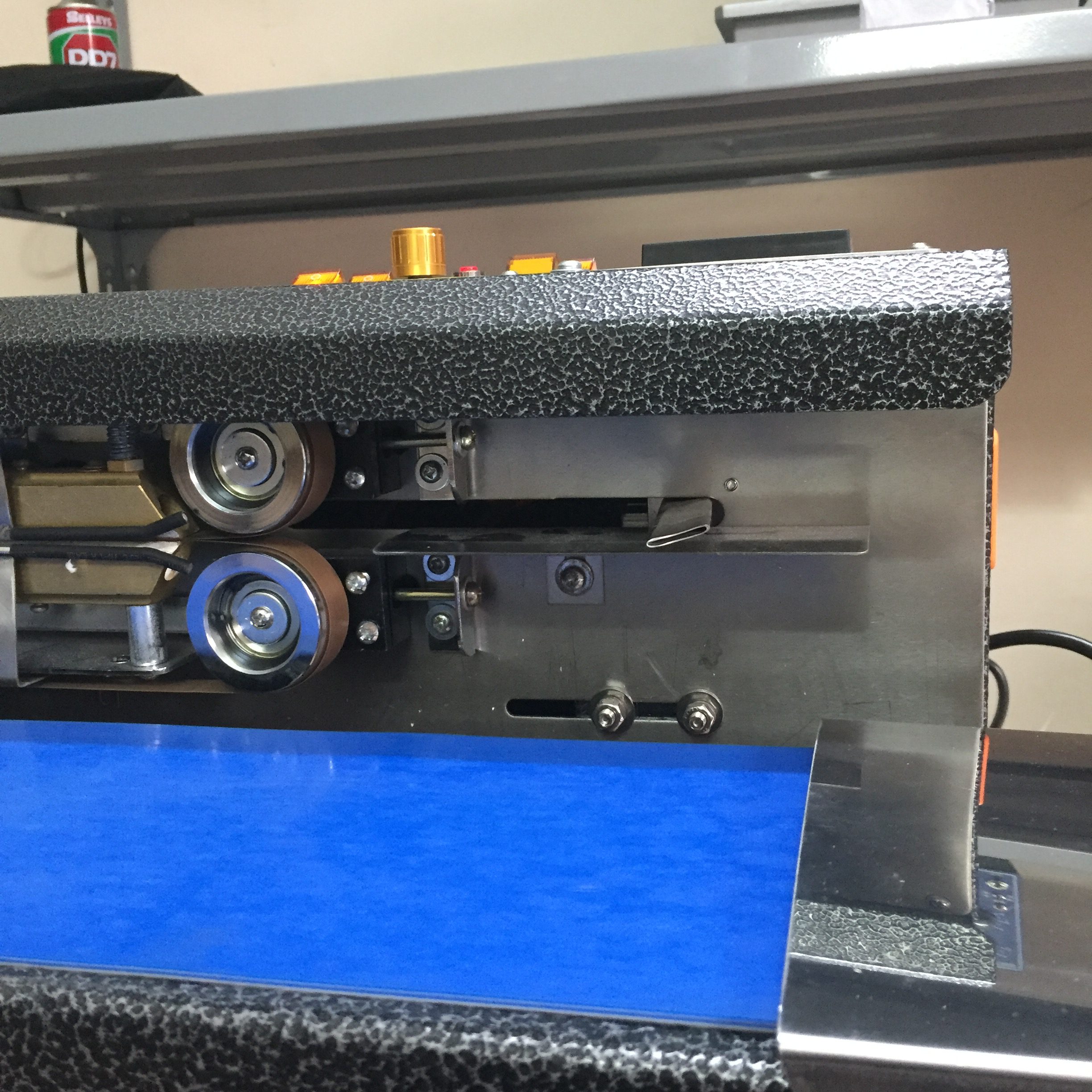 Máy hàn miệng túi liên tục thổi khí DBF-1100 (tiêu chuẩn, phun sơn) – Hình ảnh máy tự động | ThinhVuongJSC.VN may han mieng tui lien tuc thoi khi dbf 1100 2 rotated – máy tại ThinhVuongJSC.VN